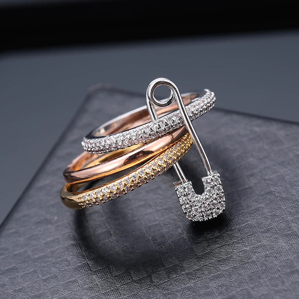 AMORE LINKED RING